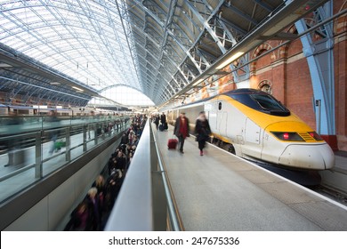 London Train Tube Station Blur People Movement King Cross St. Pancras