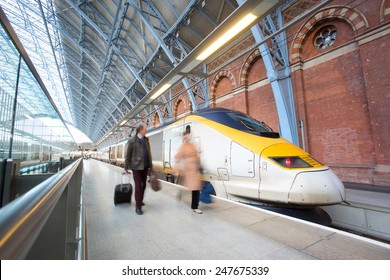 London Train Tube Station Blur People Movement King Cross St. Pancras