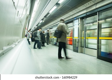 London tube train station movement 