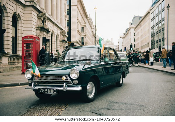 London / UK - 03/17/2017: Old Vintage Cars at St\
Patrick\'s Day Parade