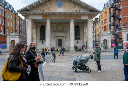 London. UK- 05.23.2021.  The Piazza In Covent Garden With A View Of St. Pauls Church And A Crowd Of Visitors Returning To This Dining A Culture Destination After The Lifting Of Covid-19 Restrictions.