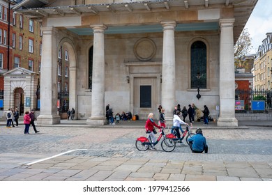 London. UK- 05.23.2021.  The Piazza In Covent Garden With A View Of St. Pauls Church And A Crowd Of Visitors Returning To This Dining A Culture Destination After The Lifting Of Covid-19 Restrictions.