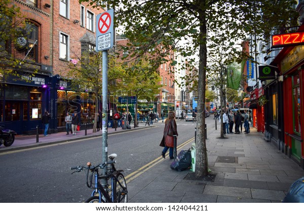 London, UK - 06/01/2019: busy streets of\
London crowded with people and good\
vibes