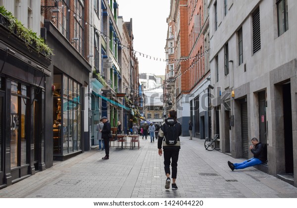 London, UK - 06/01/2019: busy streets of\
London crowded with people and good\
vibes