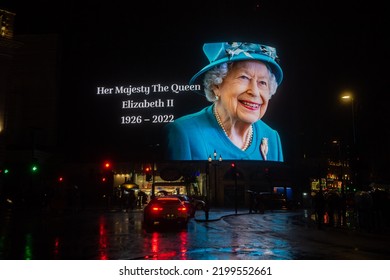 London, UK. 09th September 2022.  The Advertising Screens In Piccadilly Circus Display An Image Of Queen Elizabeth II  