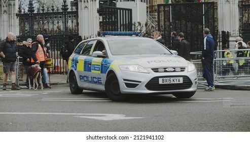 London, UK - 12 13 2021: A Woman Metropolitan Police Officer, Wearing A Face Mask, Driving A Dog Section Police Car Onto Parliament Square, At A Freedom Rally, During Surge Of Covid Variant Omicron.