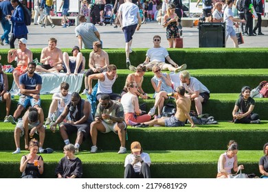 London, UK - 18 July, 2022 - Heatwave In London, Crowd On The Canalside Steps Of Granary Square In Kings Cross