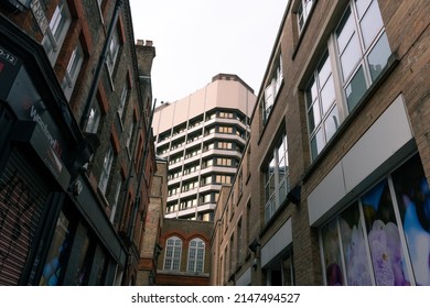 London. UK. 4.10.2022. London Siky Shot From A Dark Alleyway 