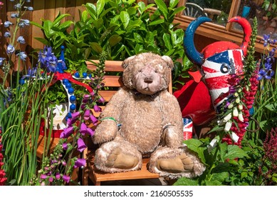 London, UK - 5,24,2022: Heavy Rain At The Chelsea Flower Show