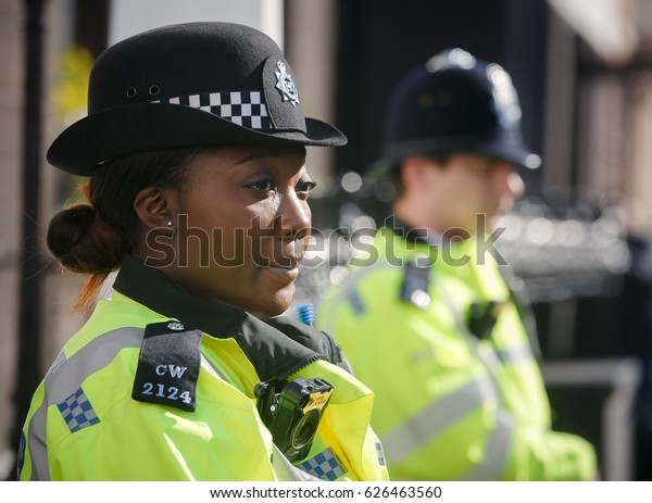 LONDON, UK - Apr 19, 2017: Metropolitan policewoman\
on duty at 10 St James\'s Square The Royal Institute of\
International Affairs Chatham\
House