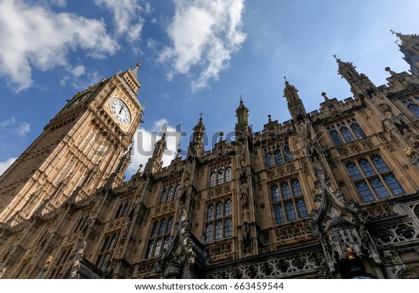 LONDON, UK - Apr 19, 2017: Big Ben (Elizabeth Tower)\
stands at the north end of the Palace of Westminster the meeting\
place of House of Commons and House of Lords, two houses of the\
Parliament of UK