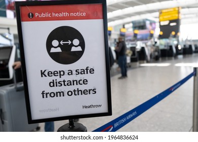 London, UK, April 05, 2021：Health Notice In Heathrow Airport Warning People Keep A Safe Distance From Others.