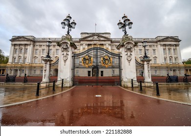 LONDON, UK - APRIL 26, 2012: Entrance to Buckingham Palace, London on a cloudy day.