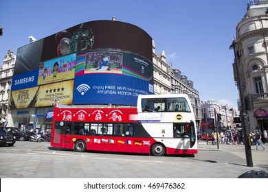 LONDON, UK - AUG 12, 2016. Site Seeing Bus Passing Big Screen In Piccadilly Circus