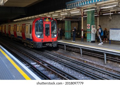1 Metropolitan & Circle Lines Aldgate Underground Railway Station Photo 