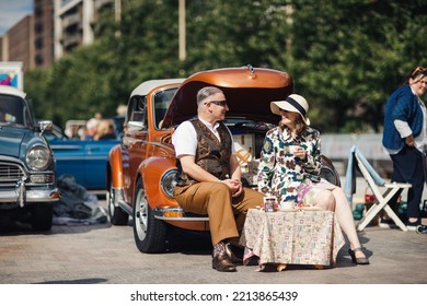 London UK - August 7, 2021: The Classic Car Boot Sale Event At Kings Cross. People Buying And Selling Vintage Fashion, Accessories, And Homeware Traders Operating From The Boot Of Vintage Vehicles.