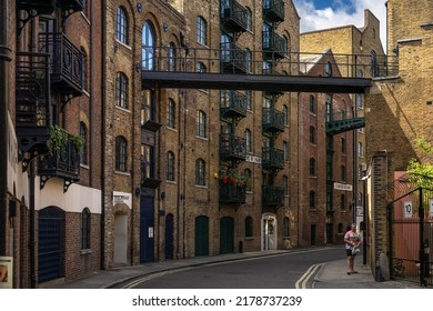 London, UK - Jun 10 2022: Old street with warehouses in London, Shad Themes wallpaper