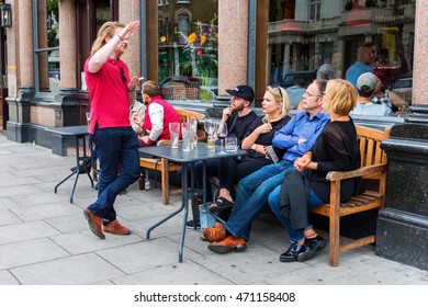 London, UK - June 19, 2016: Street Cafe With Unidentified People In Notting Hill. Notting Hill Got International Regard After The Successfull Same-named Movie With Julia Roberts And Hugh Grant