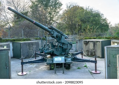 London, UK - November 16 2021: A Restored WW2 Anti-aircraft Gun At Mudchute City Farm, Isle Of Dogs, London 