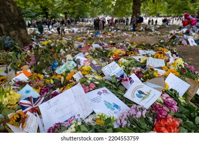 LONDON, UK - September 20, 2022: Floral And Card Tribute At Green Park Floral Tribute Garden For HM Queen Elizabeth II, London, UK