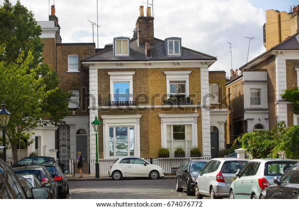 London, UK - September 8,\
2016: Residential aria of Kensington with row of periodic\
buildings. Luxury property in the centre of London. Kensington\
church street. 
