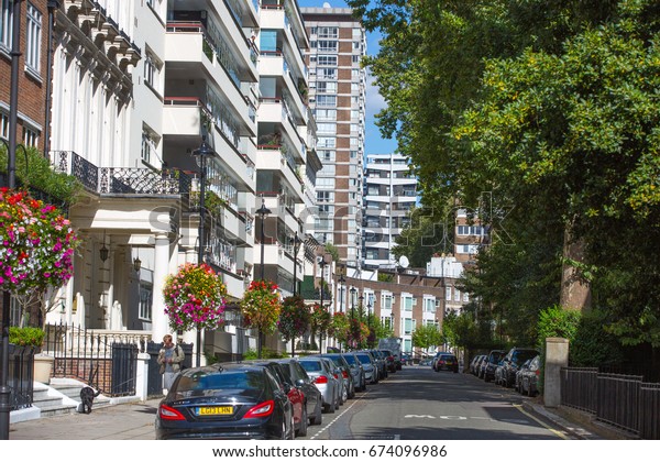 London, UK - September 8,\
2016: Residential aria of Kensington with row of periodic\
buildings. Luxury property in the centre of London.  Kensington\
church street. 