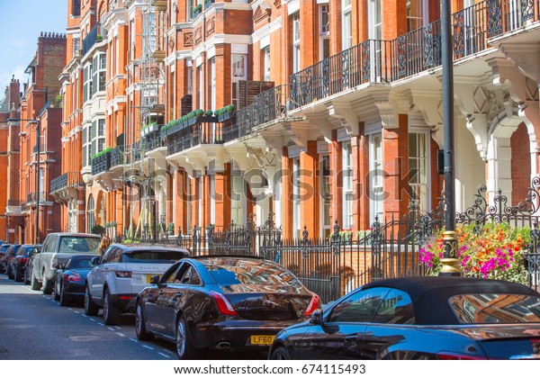 London, UK - September 8, 2016: Residential aria of
Mayfair with row of periodic buildings. Luxury property in the
centre of London. 