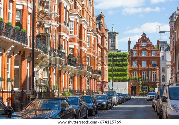 London, UK - September 8, 2016: Residential aria of\
Mayfair with row of periodic buildings. Luxury property in the\
centre of London. 