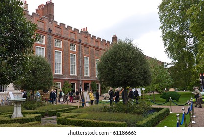 LONDON, UK-SEPTEMBER 17: Visitors And Exhibits At Prince Charles Garden Party To Make A Difference, Lancaster House In The Background On Sept 17, 2010 In London