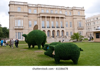 LONDON, UK-SEPTEMBER 17: Visitors And Exhibits At Prince Charles Garden Party To Make A Difference, Lancaster House In The Background Sept 17, 2010 In London