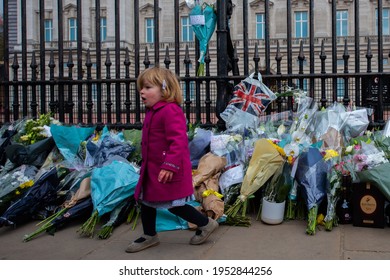 London, United Kingdom - 04.09.2021 - Buckingham Palace, The Death Of Prince Philip, Floral Tribute, A Child Leaving Flowers