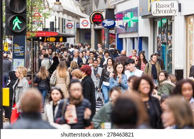 LONDON, UNITED KINGDOM - APRIL 17, 2015: Crowded Sidewalk On Oxford Street With Commuters And Tourists From All Over The World.