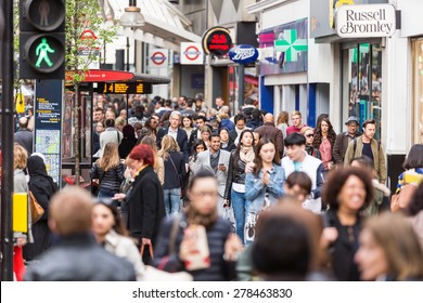 LONDON, UNITED KINGDOM - APRIL 17, 2015: Crowded Sidewalk On Oxford Street With Commuters And Tourists From All Over The World.