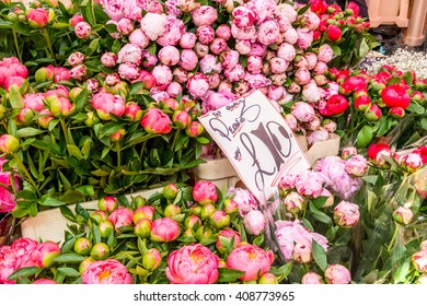 London, United Kingdom - April 17, 2016: Columbia Road Flower Sunday Market. Street Traders Are Selling Their Stock, People Choosing Flowers