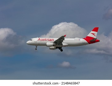 London, United Kingdom, April 2022, Austrian Airline, Airbus A320, Coming In To Land From Right To Left With Its Landing Gear Down