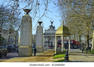 LONDON, UNITED KINGDOM - JANUARY 19: Unidentified People, Memorial Gates And Wellington Arch Behind, On January 19, 2016 In London, England