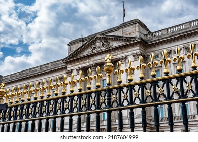 London, United Kingdom: Part of the black cast iron grid with gilded lace in front of Buckingham Palace