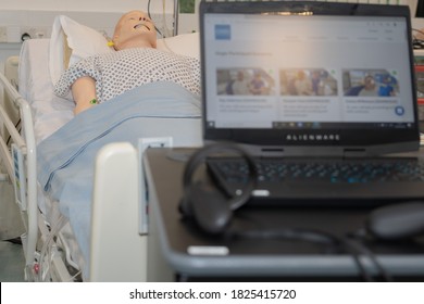 London, United Kingdom. September 29 2020. Virtual Reality Equipment, Along With A Manikin Patient In Use In A Simulation Lab For Teaching And Training Of Doctors And Nurses.