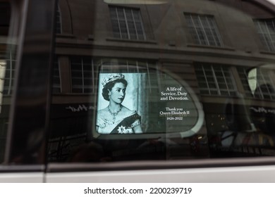 London,Piccadilly,West End,uk 10.09.2022 A Fitting Store Window With A Special Message To The Queen, Seen Through A Taxi Window, A Life Of Service, Duty And Devotion. 1926-2022