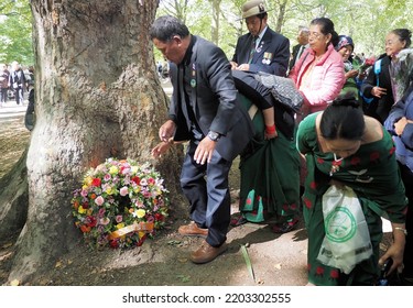 London.UK. September 18th 2022.The Nepalase Community Of London Honour Queen Elizabeth With Floral Tribute.