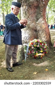 London.UK. September 18th 2022.The Nepalase Community Of London Honour Queen Elizabeth With Floral Tribute.