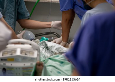 Londrina, Paraná, Brasil, 04 14 2021, Medical Team At The University Hospital Resuscitates A Patient With Cardiac Arrest In An Intensive Care Unit Exclusively For Patients Positive For Covid-19