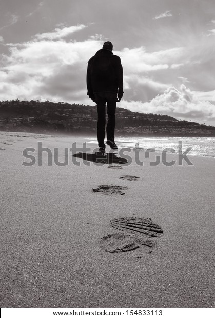 Photo De Stock De Homme Solitaire Marchant Sur Une Plage