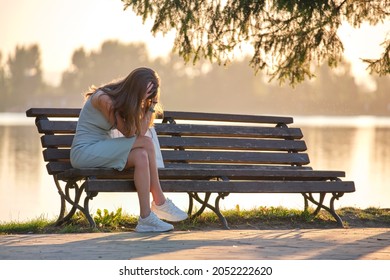 20,400 Woman alone on bench Images, Stock Photos & Vectors | Shutterstock