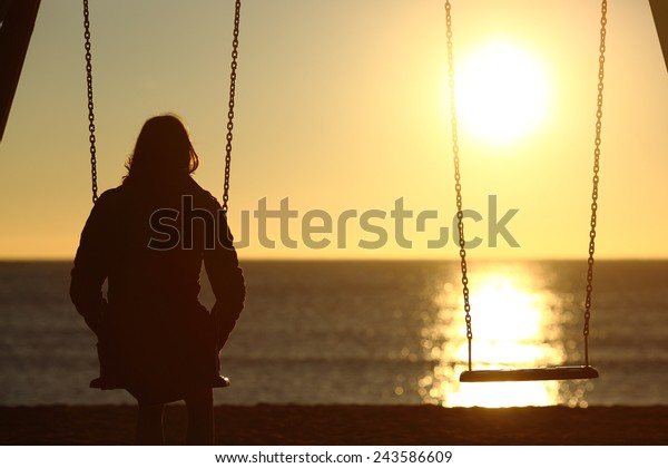 Mujer Solitaria Viendo La Puesta De Foto De Stock Editar Ahora