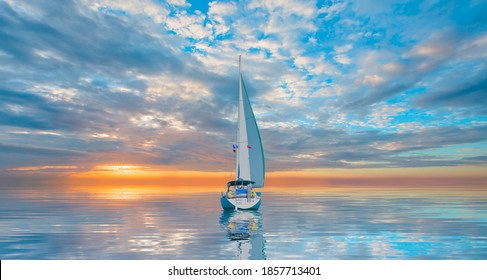 Segelyacht von Segelregatta auf mediterranem Meer bei Sonnenuntergang - Luxus-Segelyacht mit weißen Segel im Meer.