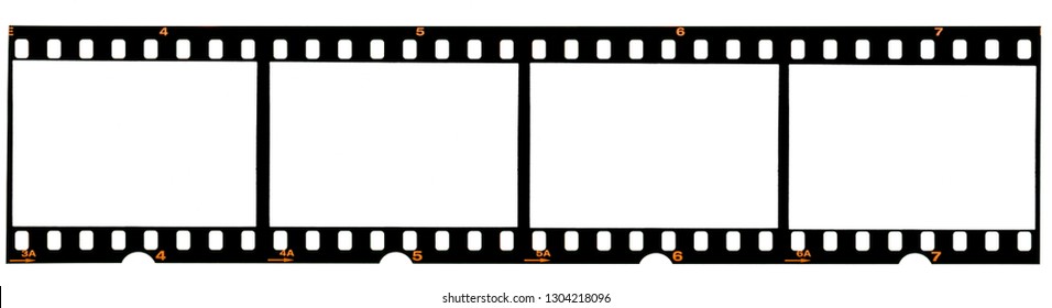 langer 35-mm-Filmstreifen oder 135-Film-Material auf weißem Hintergrund, realer Scan auf Makrofoto, 4 leere Fotoplatinhaber 