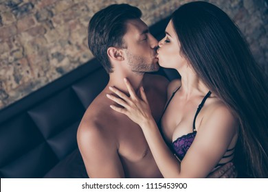 長い間望みのキスだ！魅力的な熱い魅力を感じるロマンチックな性的魅力の美しい魅力的な角の立ったハンサムな魅力的な美しさで、妻と夫との間に舌でキスをする横顔写真