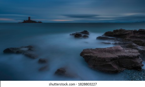 Long exposure around the golden island, photo taken on a public beach on The Dramont