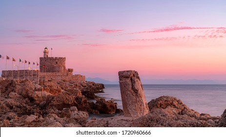 Ein langes Foto von der Festung St. Nikolaus in Rhodos Stadt auf der historischen griechischen Insel. Die Festung ist für Touristen gesperrt und dient als Leuchtturm